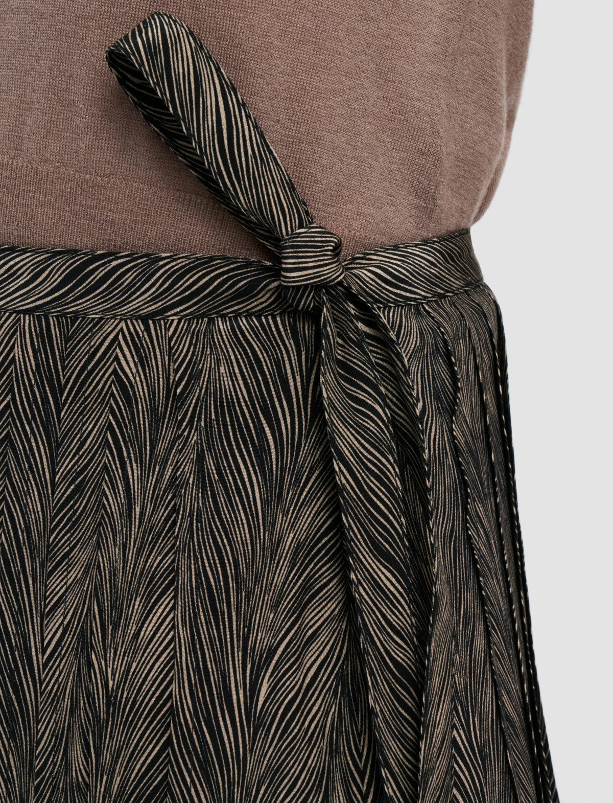 JOSEPH Fashion Women Lavy Crepe de Chine Print Silk Skirt Black/Escargot